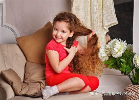 牛年姿字女孩起名_含有姿的好听名字,第4张